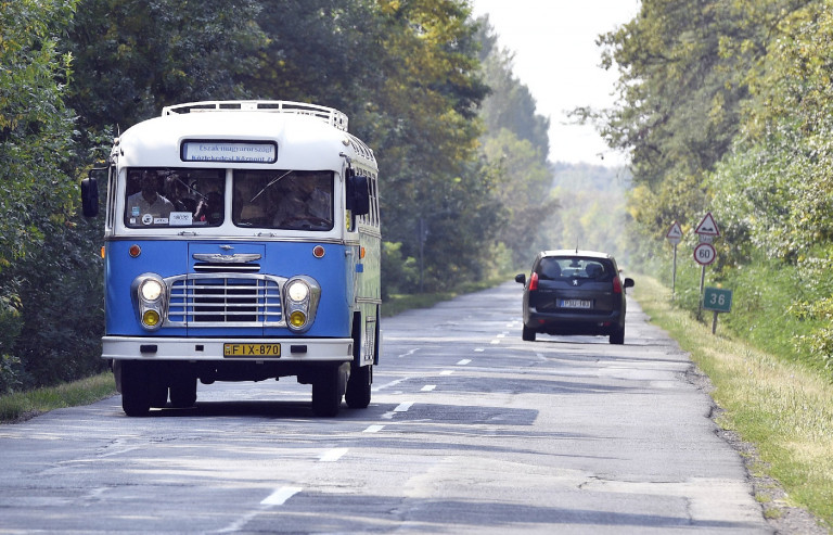 Turistabusz-gate: nyilatkozatban feszül egymásnak a DK és a Fidesz 