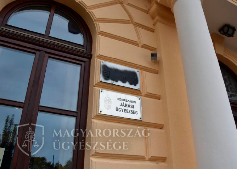 Kiakadt az ügyészségre egy férfi, bosszúból lefestékszórózta a tábláját 