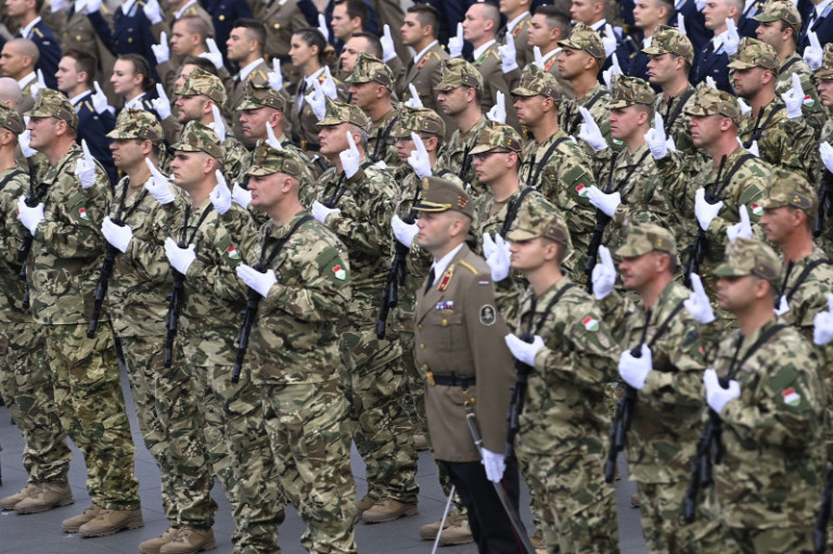 Akkora a létszámhiány, hogy katonákat vezényelnének gyerekfelügyelői munkakörbe is