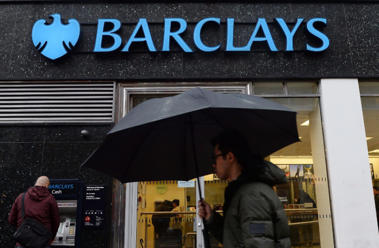  Jeffrey Epsteinnel fenntartott kapcsolata miatt lemond a Barclays vezetője 
