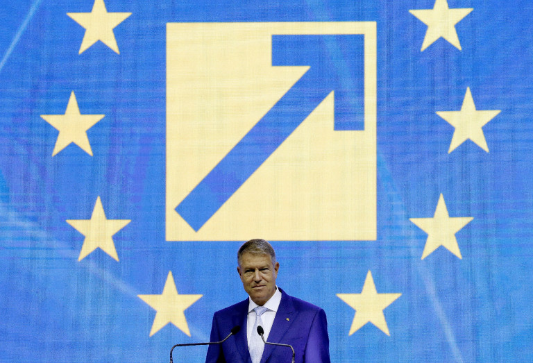 A román nacionalisták Klaus Iohannis államfő megbuktatását tervezik