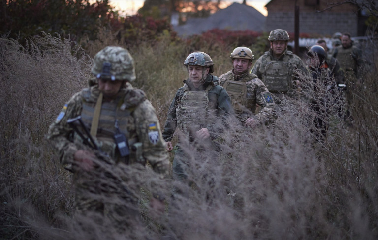 Orosz katonai egységek és harckocsikat szállító vonatok tartanak Ukrajna felé