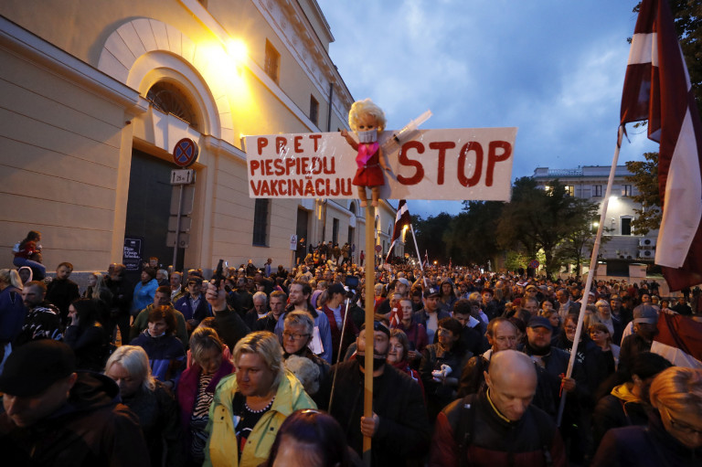 Lettországban ki lehet rúgni az oltatlan dolgozókat