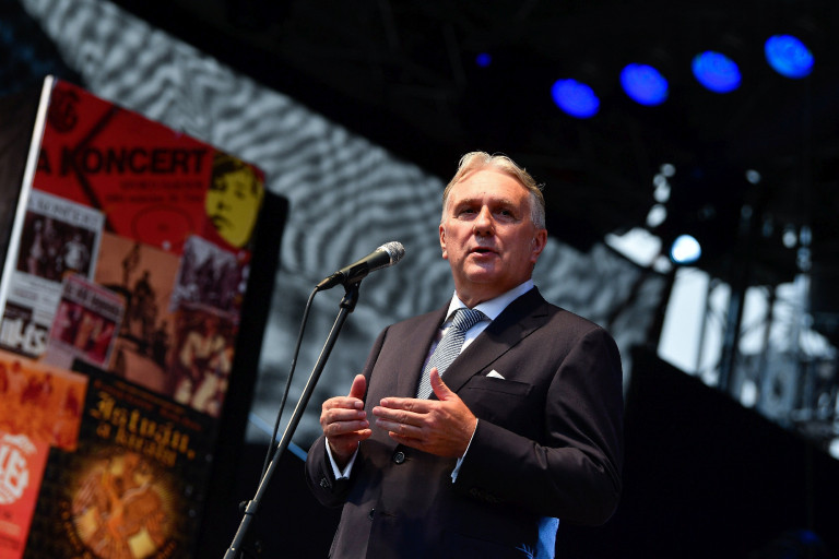 Bige László nem teszi kötelezővé az oltást a cégeinél