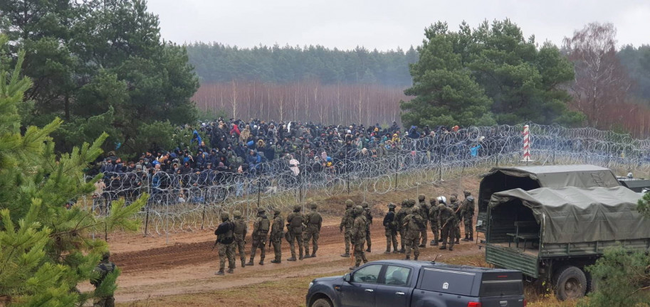 Fokozódik a feszültség a lengyel–fehérorosz határon, a menekültek a kuznicai határátkelőhöz vonultak