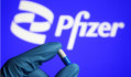 95 országban engedélyezi a Pfizer a koronavírus elleni gyógyszere gyártását 