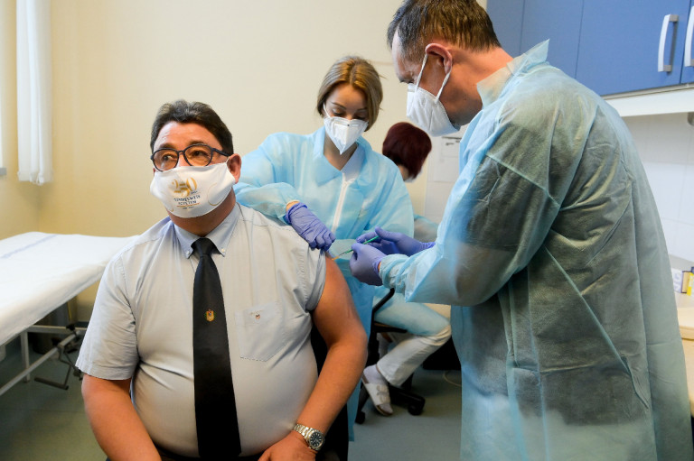 Merkely Janssent oltatott Szputnyikra, de megmagyarázta