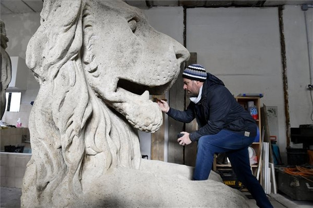 Így restaurálják a Lánchíd oroszlánjait