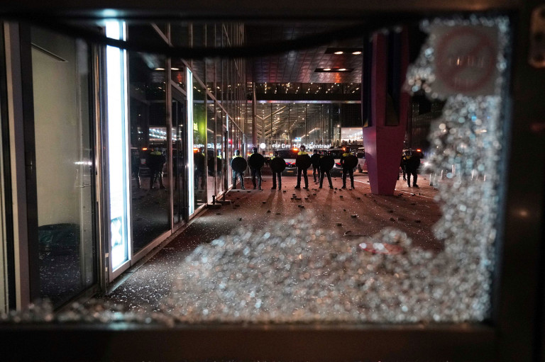 Rotterdam után Hágában is összecsaptak a tüntetők a rendőrökkel