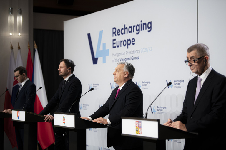 Orbán három irányból támadó menekültekkel riogatott a V4-találkozón
