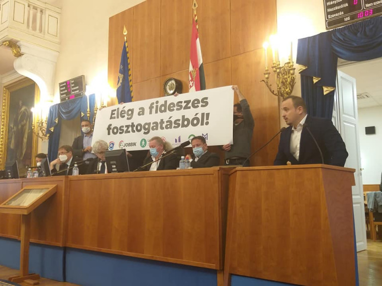 A Samsung-gyár miatt akciózott az ellenzék a megyei önkormányzat közmeghallgatásán