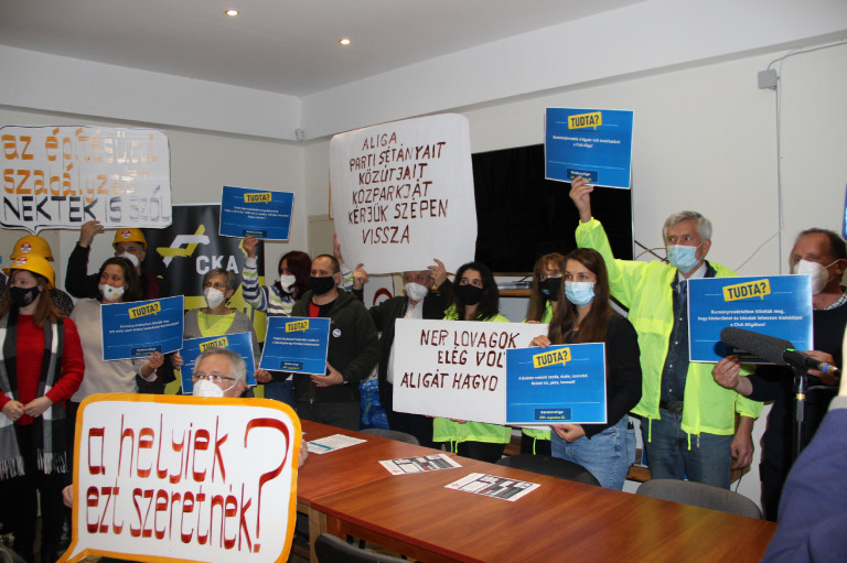 „Eltöröljük a kiemelt beruházásokat!” – egy bisztróban demonstráltak a Club Aliga-fejlesztés ellen
