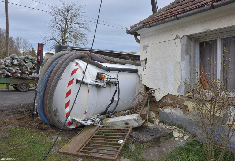 Rádőlt a házra egy cefreszállító tartálykocsi
