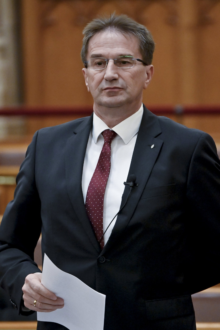 Lemond a vesztegetési ügyben gyanúsított Völner Pál