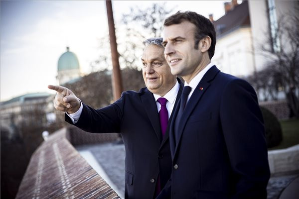 Heller Ágnes sírjánál is járt az Orbánnal tárgyaló Macron