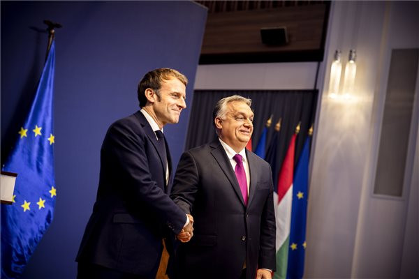 Politico: Macron Párizsba hívja Orbánt