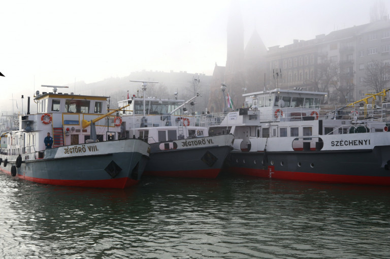 Készenlétbe helyezték a jégtörő flottát