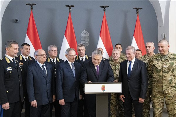 Orbán a rendőrök és katonák tízszázalékos béremelését jelentette be 