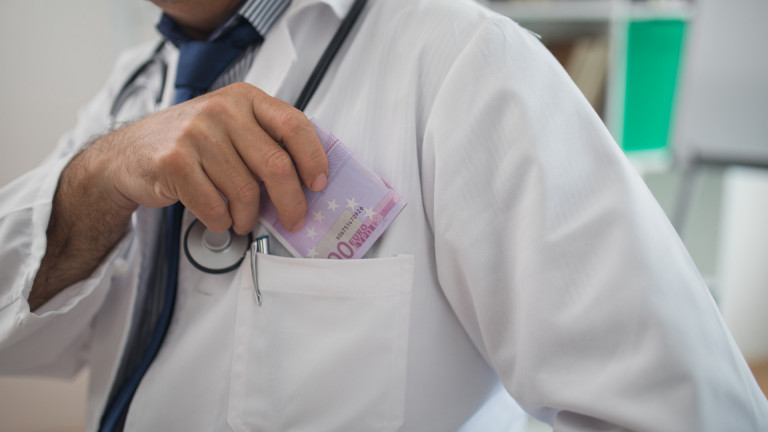 Egy budapesti háziorvos 100 ezer forintért állított ki hamis védettségi igazolványt