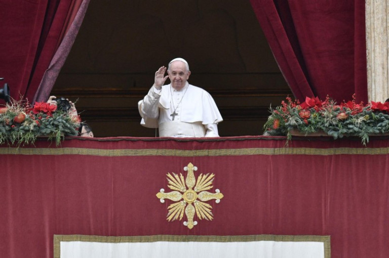 Szakadó esőben, több ezren hallgatták Ferenc pápa karácsonyi üzenetét