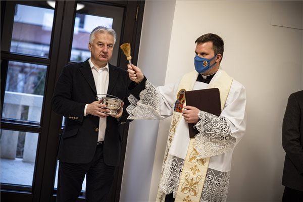 Felszentelték Orbán Viktor munkahelyét a Karmelita kolostorban