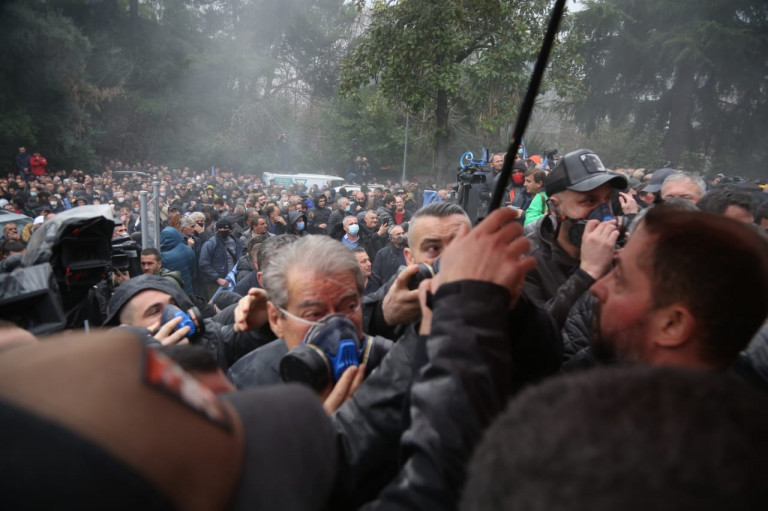 Tüntetők ostromolták meg a Demokrata Párt székházát Tiranában
