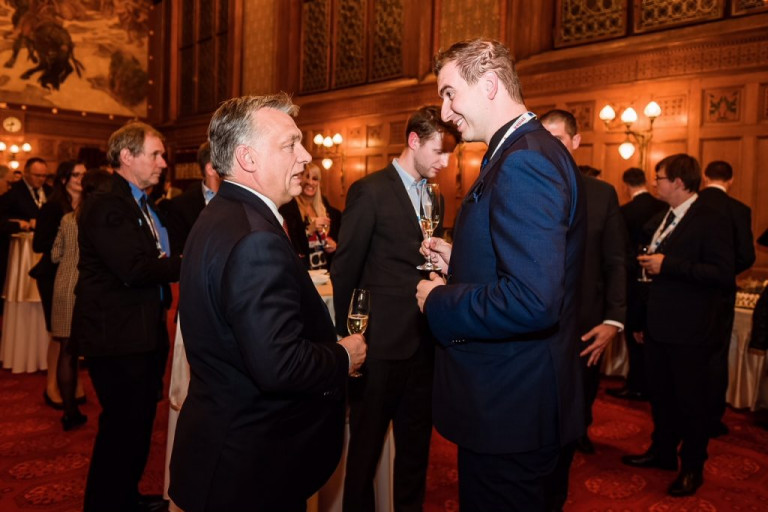 Orbánnal közös képet osztott meg Huszár Viktor, Gattyán György pártjának egyik alelnöke 