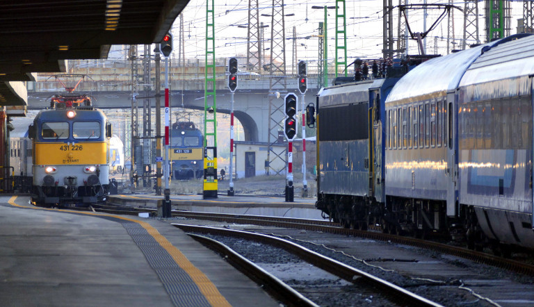Halálra gázolt egy embert a vonat Ceglédnél, akár egyórás késés lehet Szeged felé