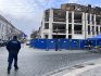 Közterület-foglalási engedély nélkül is lezárták a járdát, és folytatják a Diplomata-ház bontását a Várban