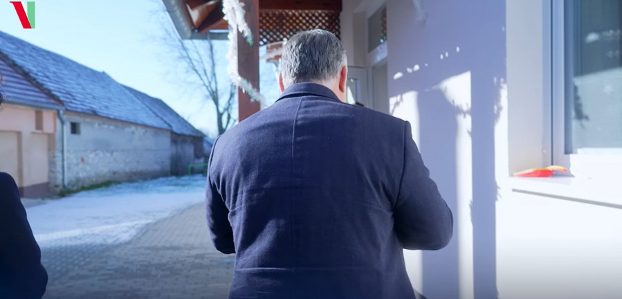 A Jobbik szerint Orbán golyóálló mellényben ment az ovisok közé