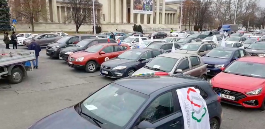 Elindult a tanárok melletti autós demonstráció a Hősök teréről