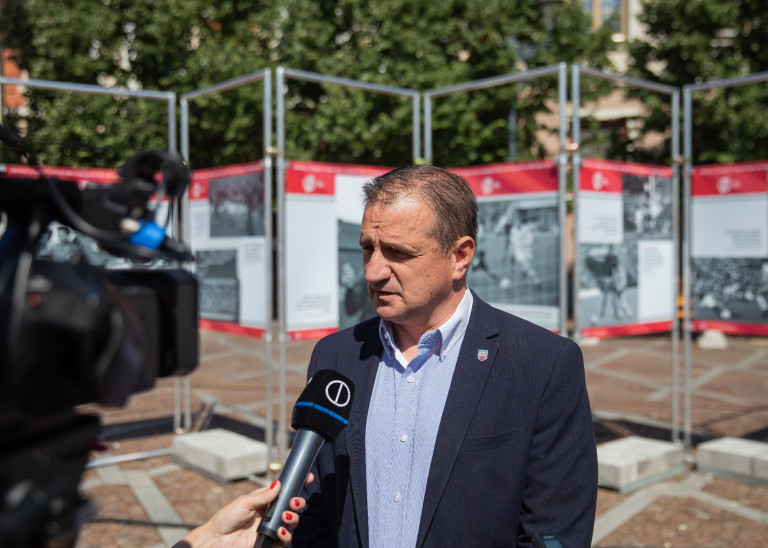 Labdarúgó játékvezetői minősítését említette diplomaként az esztergomi fideszes jelölt