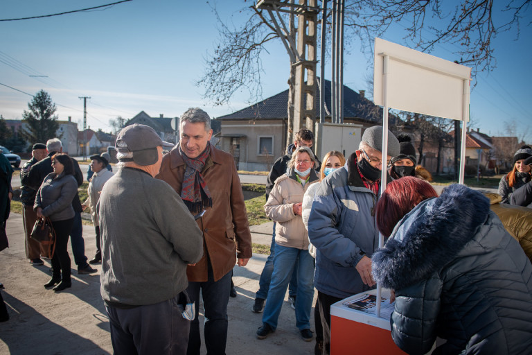 Pár óra alatt a Fidesz és az ellenzék is gyűjtött elég aláírást