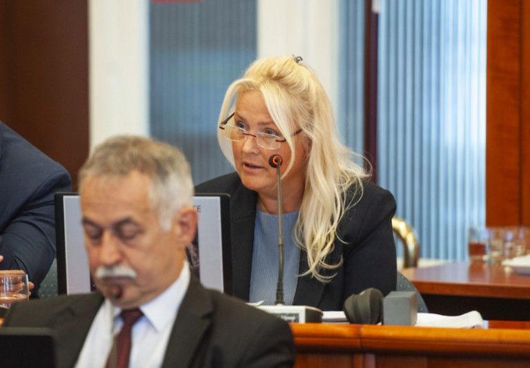 Leváltják a fideszes képviselőt, aki Conchita Wurstra nevezte volna át a művelődési házat