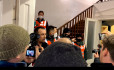 Újságírók és politikusok jutottak be az Oltalom NAV által megszállt épületébe