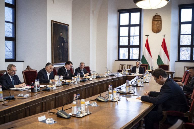 Összeült a kormány nemzetbiztonsági kabinetje az ukrán helyzet miatt