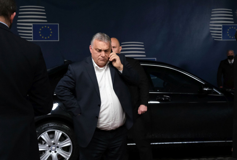 Lengyel kormányfő: Orbán is támogatja az oroszok kizárását a SWIFT-ből