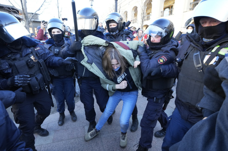 Újabb 900 háborúellenes tüntetőt vittek be Oroszországban