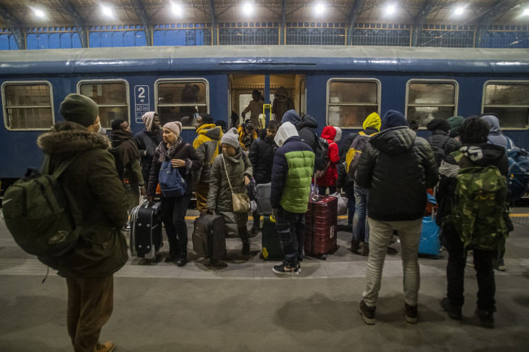 Magára hagyja a menekülteket a kormány, csak a civilek vannak valódi segítségükre