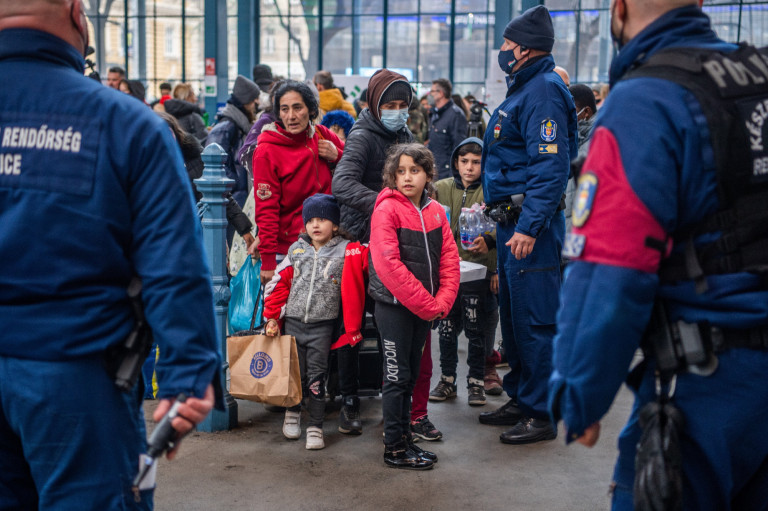 Szerdán 4425 menekültet fogadtak a budapesti pályaudvarokon