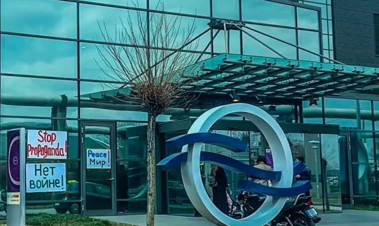 A propaganda ellen tüntetnek délután öttől a tévészékháznál