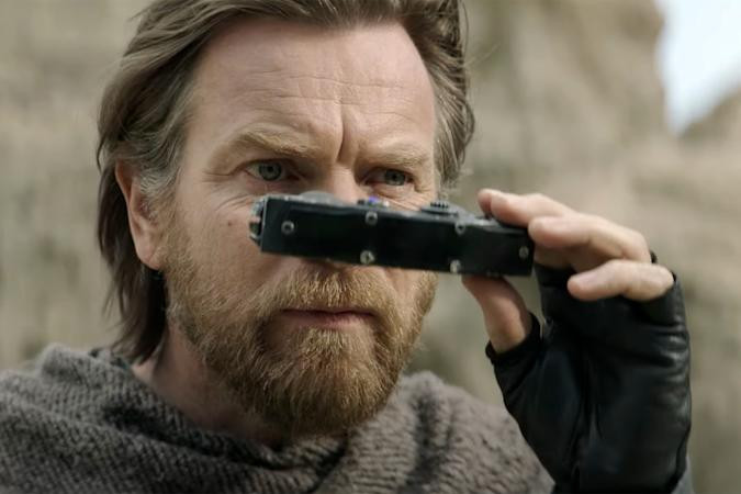 Itt van újra Obi-Wan Kenobi, vigyázó szemeit Luke Skywalkerre vetve