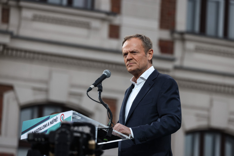 Tusk élesen bírálta, hogy Szijjártóék Lavrovval kacarásztak Navalnij temetése napján
