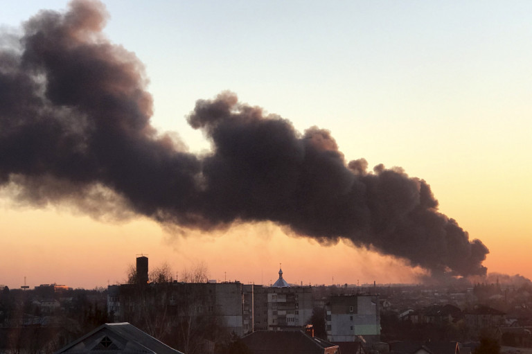 Orosz rakétacsapás ért egy lembergi lakóházat, 3 ember meghalt