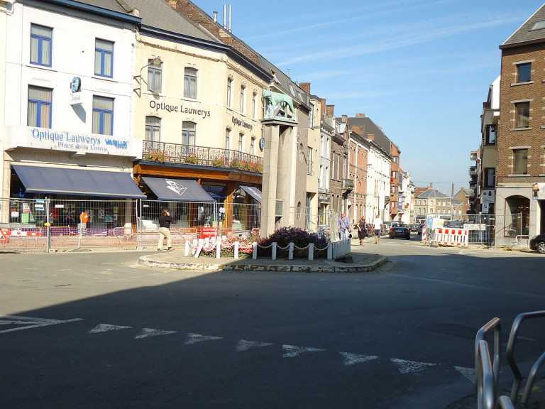 Karneválózó tömegbe hajtott egy autó Belgiumban