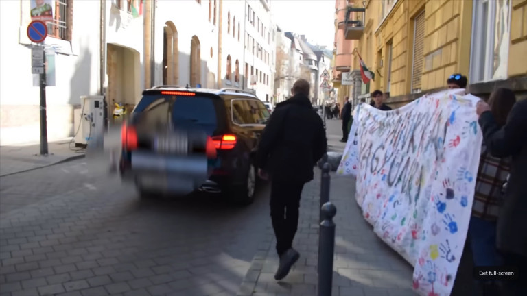 Tiltakozó diákok fogadták Ádert egy budai gimnáziumnál 