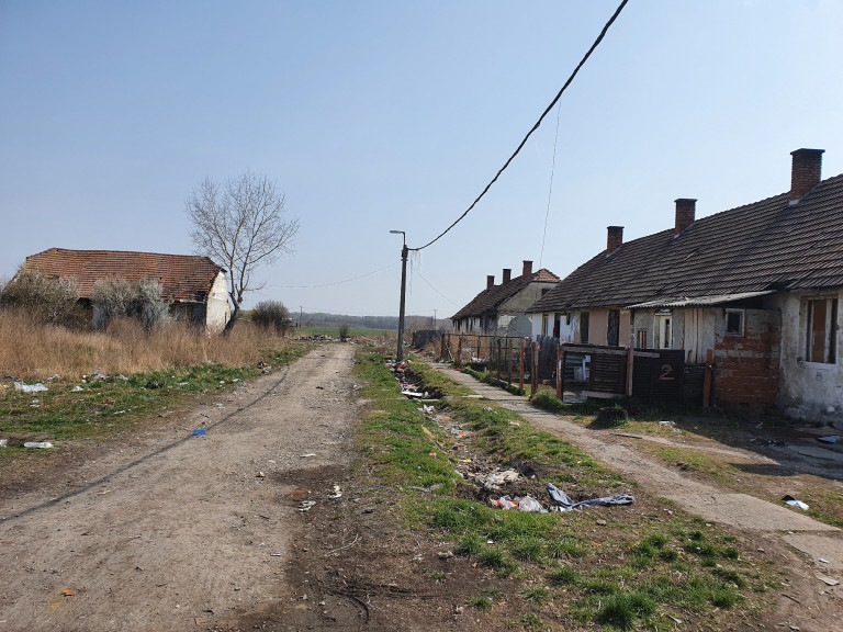 Segíteni akar a szolnoki önkormányzat a városszéli romákon, de ezzel inkább szegregál