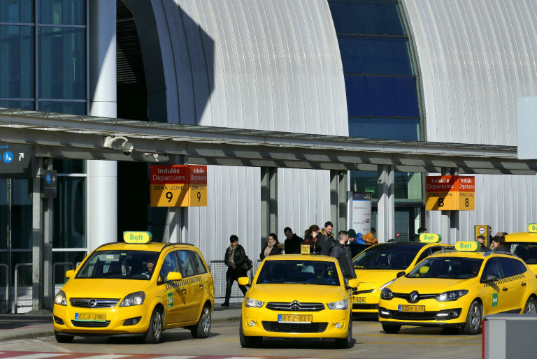 Hétfőtől 33 százalékkal drágul a taxis tarifa