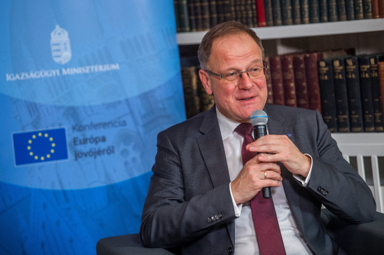 Porszem a gépezetben: mást mond a kormány Erasmus-ügyben, mint Navracsics Brüsszelben