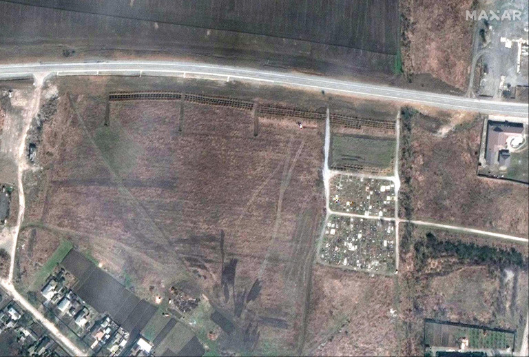 Műholdfelvételeken azonosítottak tömegsírokat Mariupol mellett